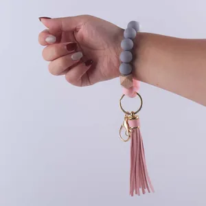 Siliconen kralen armband sleutelhanger met roze lederen kwastje en gouden ring