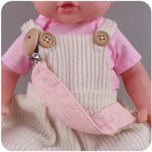 Detail von rosa T-Shirt und Cord-Latzhose mit Schnullerkette und Holzknöpfen
