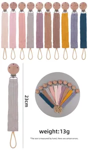 Detailansicht der 23 cm Baumwoll-Schnullerketten in Morandi-Farben mit Buchenholz-Clip