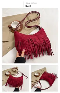 Dettaglio borsa a tracolla rossa in finta pelle scamosciata con lunghe frange alla moda
