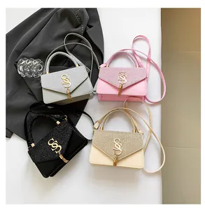 Vue détaillée des sacs bandoulière avec panneaux à paillettes et boucle métallique en forme de S