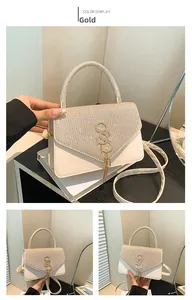 Détails du sac à main doré avec paillettes métalliques et rabat décoratif en forme de V