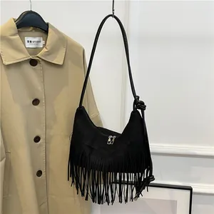 Borsa hobo nera alla moda in pelle scamosciata con lunghe frange e zip dorate