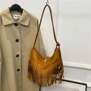 Borsa hobo vintage in finta pelle scamosciata marrone con frange e tracolla con nodo