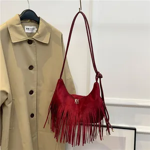 Borsa a tracolla chic in finta pelle scamosciata bordeaux con lunghe frange su trench