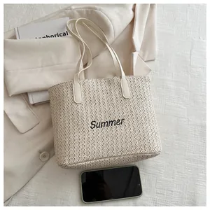 Détail de la broderie Summer et de la texture en paille tressée sur ce sac à main
