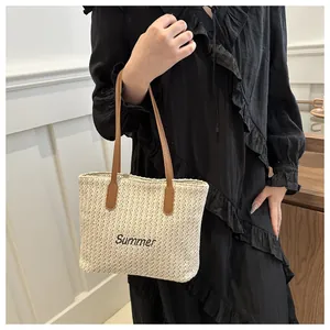 Détail de la texture tissée et broderie Summer sur un grand sac cabas en paille