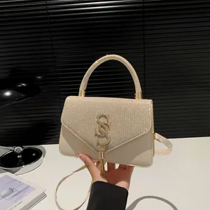 Mini sac à main champagne avec strass brillants et décoration de glands en métal