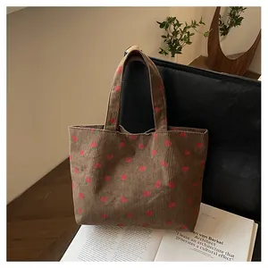Grand sac cabas en velours côtelé marron à motifs fraises sur un décor vintage