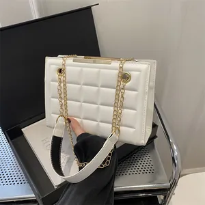 Bolso de hombro acolchado blanco con cadena dorada y elegante asa en contraste blanco y negro