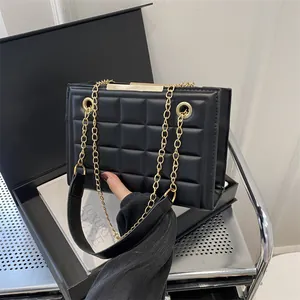 Bolso bandolera negro acolchado con cadena dorada y detalles metálicos para mujer moderna