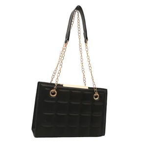 Bolso de hombro acolchado negro con cadena dorada y marco metálico elegante