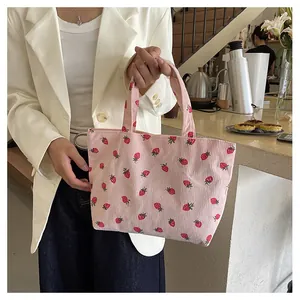 Détail du sac fourre-tout en velours côtelé rose avec imprimé fraises style décontracté