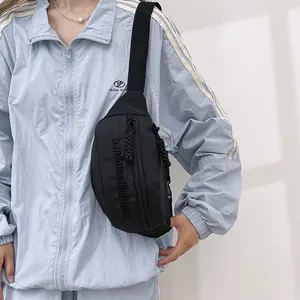 Détail du sac bandoulière noir avec broderie de qualité et tirettes de fermeture éclair