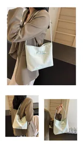 Détails du sac sous le bras vert menthe avec décoration de nœud et cuir plissé élégant