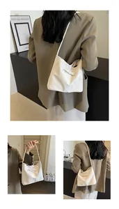 Détail du sac à bandoulière blanc plissé avec un nœud fin et une texture en similicuir