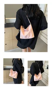 Vues détaillées d'un sac sous le bras plissé rose avec une décoration nœud doux