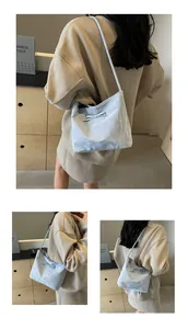 Vue macro détaillée du tissu plissé bleu clair et du nœud papillon sur le sac à main