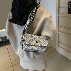 Detailsicht der chinesischen Jacquard-Umhängetasche mit geometrischem Gurt und Metallschnalle