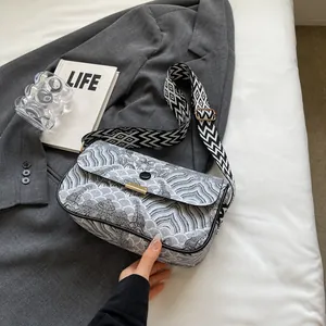 Detail der geräumigen Umhängetasche mit schwarz-weißem Wellenmuster aus Jacquard-Gewebe
