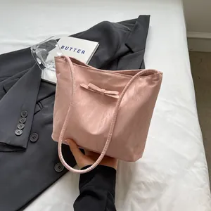 Sac Sous le Bras en PU pour Femmes Design Plissé avec Nœud Doux Sac Fourre-tout à Bandoulière Mode Sac à Main Urbain Minimaliste