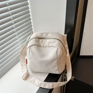 Borsa a tracolla beige minimalista da donna con tracolla regolabile e zip metallica
