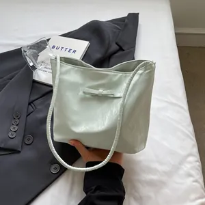 Détails du sac à bandoulière vert menthe en cuir PU froissé avec nœud élégant
