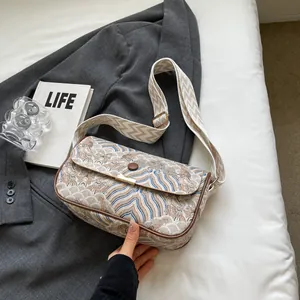 Detail der Jacquard-Handtasche mit chinesischem Wellenmuster und breitem Gurt