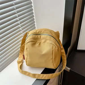 Moderna borsa a tracolla giallo brillante con doppia cerniera e tracolla regolabile