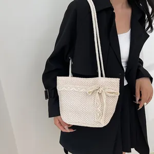 Bolso de paja tejido a mano con encaje y lazo para las vacaciones en la playa