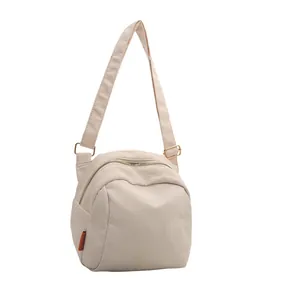 Borsa a tracolla minimalista in nylon beige a mezzaluna con cinturino regolabile