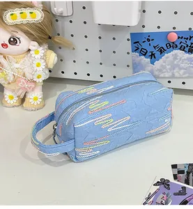 Detailweergave van lichtblauw etui met bubbeltextuur en kleurrijk golvend borduurwerk