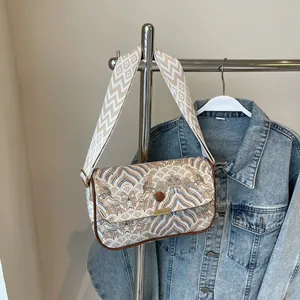 Detail der Stoffumhängetasche mit Vintage-Bergwellen und breitem gewebtem Gurt