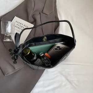 Stijlvolle zwarte bucket bag interieur met ruimte voor smartphone en cosmetica