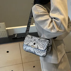 Minimalistische Umhängetasche mit schwarz-weißem Wellenmuster und breitem Gurt