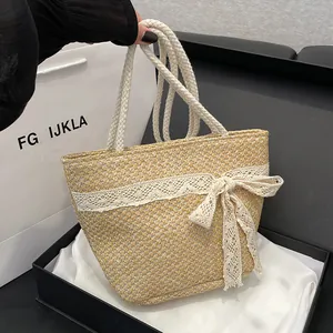Bolso de playa de paja hecho a mano con encaje y lazo en caja de regalo