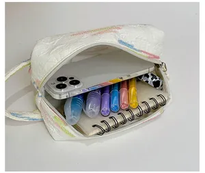 Binnenaanzicht van de witte jacquard tas met regenboogborduurwerk en veel ruimte