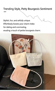 Détail de trois sacs portés épaule texturés en beige, bleu clair et rose avec plaque