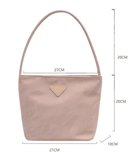 Sac fourre-tout rose avec texture marbrée et dimensions 21x27x10cm sur fond blanc