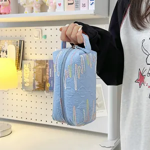 Lichtblauwe dames handtas met kleurrijke golvende borduursels en praktische handgreep