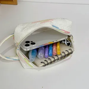 Witte gewatteerde handtas met kleurrijk borduursel voor telefoon en schrijfwaren