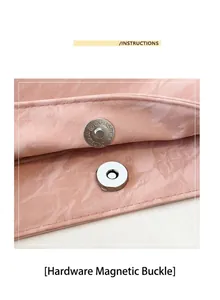 Détail du fermoir magnétique argenté sur sac à main rose avec texture marbrée