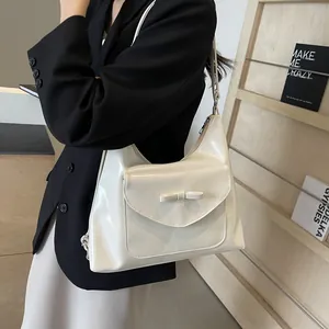 Grote Capaciteit Glanzende PU Leren Tote Tas Voor Vrouwen Met Strikdecor En Wolk Pluche Sleutelhanger Schoudertas Handtas