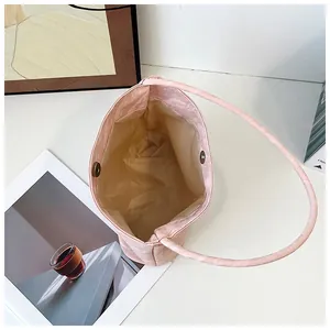 Vue de dessus du sac cabas rose avec double fermoir magnétique et doublure interne