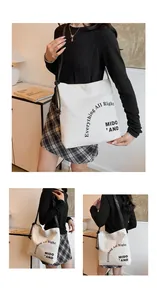 Dettaglio della scritta stampata Everything All Right sulla borsa tote in tela