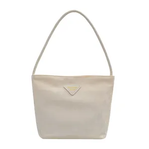 Sac à bandoulière chic blanc cassé en nylon plissé avec plaque logo triangulaire