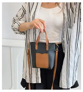 Petit sac à bandoulière noir et marron pour téléphone porté avec un haut rayé