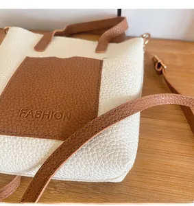 Détail de la pochette téléphone en cuir PU grainé avec surpiqûres et logo FASHION