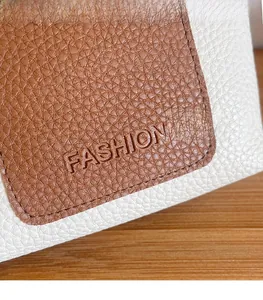 Détail du similicuir à texture litchi avec gaufrage FASHION et coutures précises
