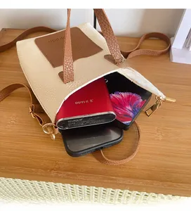 Vue détaillée de l'intérieur du petit sac à bandoulière pour deux téléphones et batterie